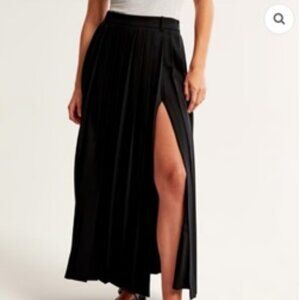 Abercrombie & Fitch Mid Rise Pleated Maxi Skirt with slit